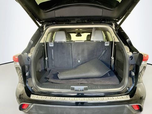Used 2022 Toyota Highlander XLE FWD image 27