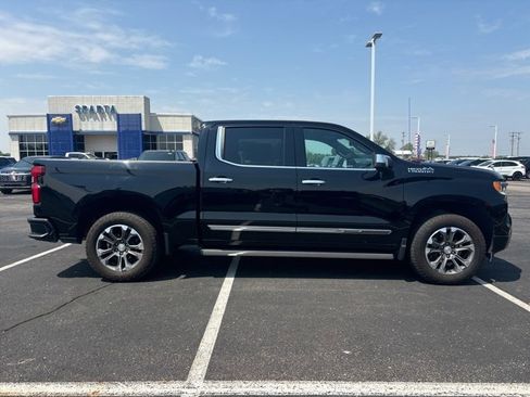 Used 2022 Chevrolet Silverado 1500 High Country w/ Technology Package image 2