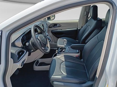 Used 2024 Chrysler Pacifica Touring-L FWD image 20