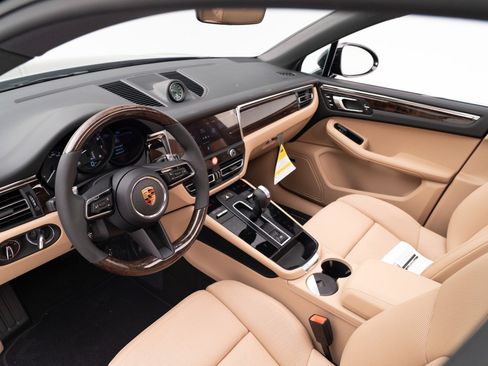 Certified 2026 Porsche Macan AWD/4WD image 4