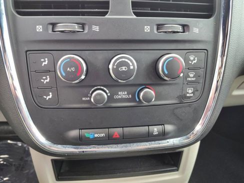 Used 2016 Dodge Grand Caravan SE image 22