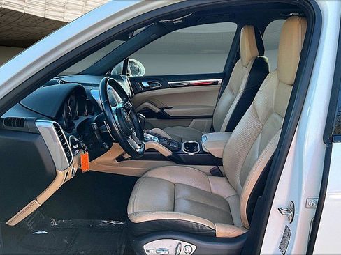 Used 2018 Porsche Cayenne Platinum Edition w/ Premium Package image 24