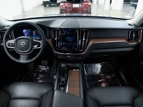 Used 2023 Volvo XC60 B5 Plus image 9