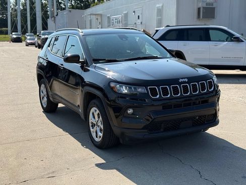Used 2025 Jeep Compass Latitude w/ Sun & Sound Group AWD/4WD image 4