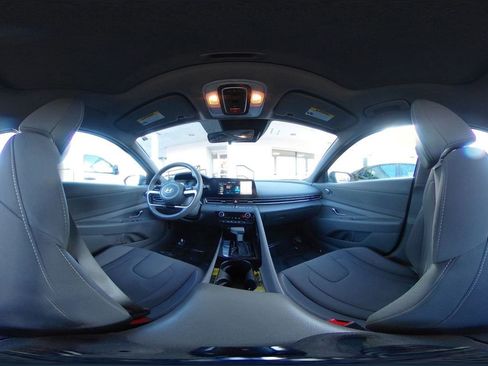 Used 2025 Hyundai Elantra SEL image 39
