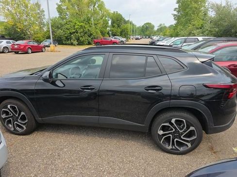 Used 2025 Chevrolet Trax RS w/ Sunroof Package FWD image 4