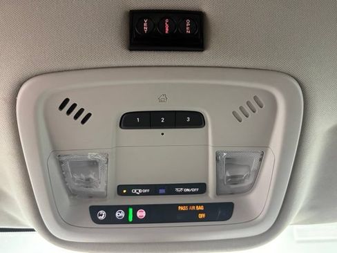 Used 2018 Chevrolet Traverse LT FWD image 34