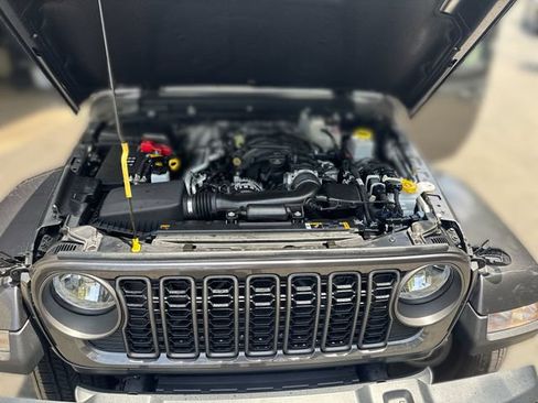 Used 2024 Jeep Gladiator Sport AWD/4WD image 30