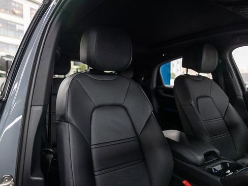 Certified 2025 Porsche Cayenne Coupe AWD/4WD image 37