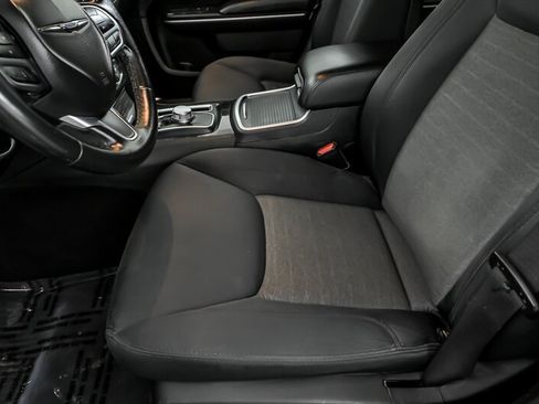 Used 2019 Chrysler 300 Touring RWD image 16