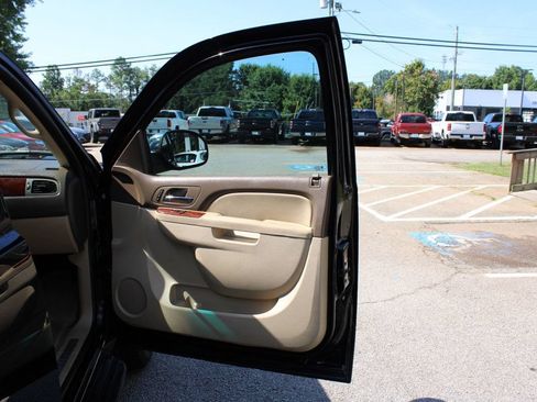 Used 2011 Chevrolet Suburban LTZ RWD image 31