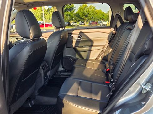 Used 2021 Nissan Rogue SV w/ Premium Package FWD image 4