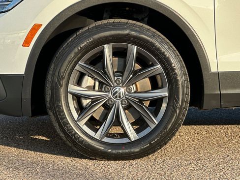 Used 2022 Volkswagen Tiguan SE w/ Panoramic Sunroof Package image 26