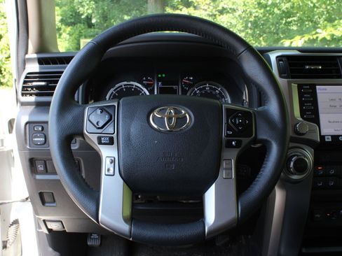 Used 2022 Toyota 4Runner Limited AWD/4WD image 9