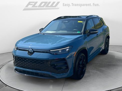 New 2025 Volkswagen Tiguan SE R-Line image 3