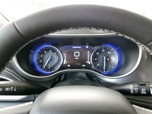 New 2026 Chrysler Pacifica Select image 8