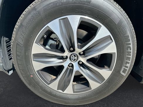 Used 2024 Toyota Highlander XLE FWD image 10