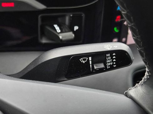 Used 2023 Porsche Taycan w/ Premium Package image 33