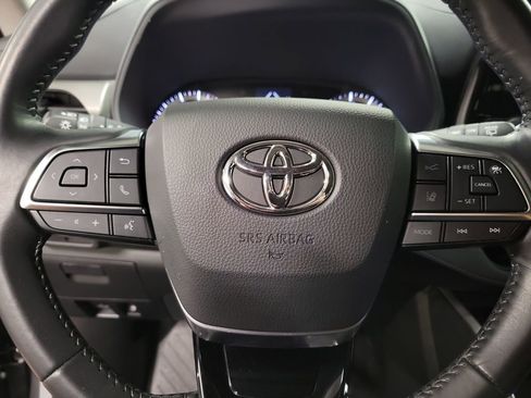 Used 2021 Toyota Highlander LE FWD image 18