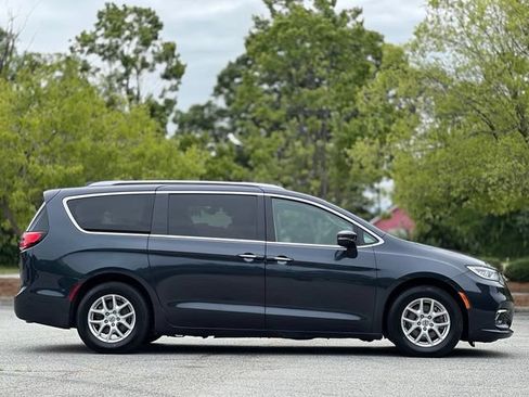 Used 2021 Chrysler Pacifica Touring-L FWD image 4