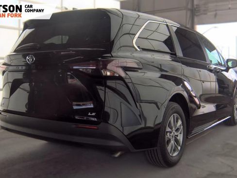 Used 2025 Toyota Sienna LE FWD image 3