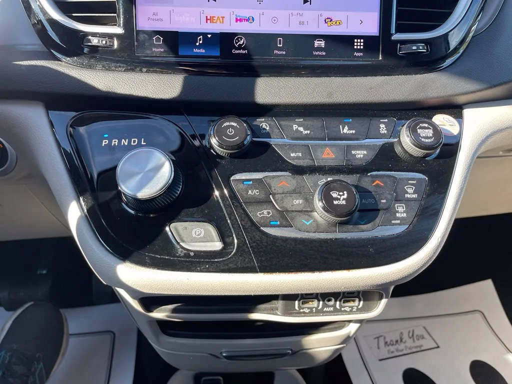 Used 2024 Chrysler Pacifica Touring-L FWD image 28