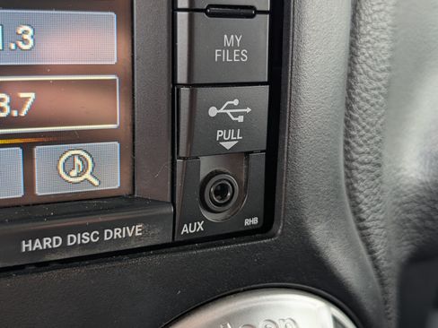 Used 2015 Jeep Wrangler Unlimited Sahara w/ Dual Top Group AWD/4WD image 33