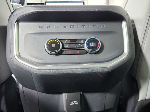 Used 2025 Ford Expedition Platinum w/ Driver's Package AWD/4WD image 40