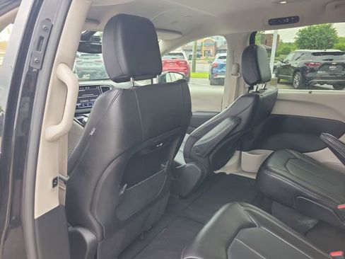 Used 2024 Chrysler Pacifica Touring-L FWD image 10