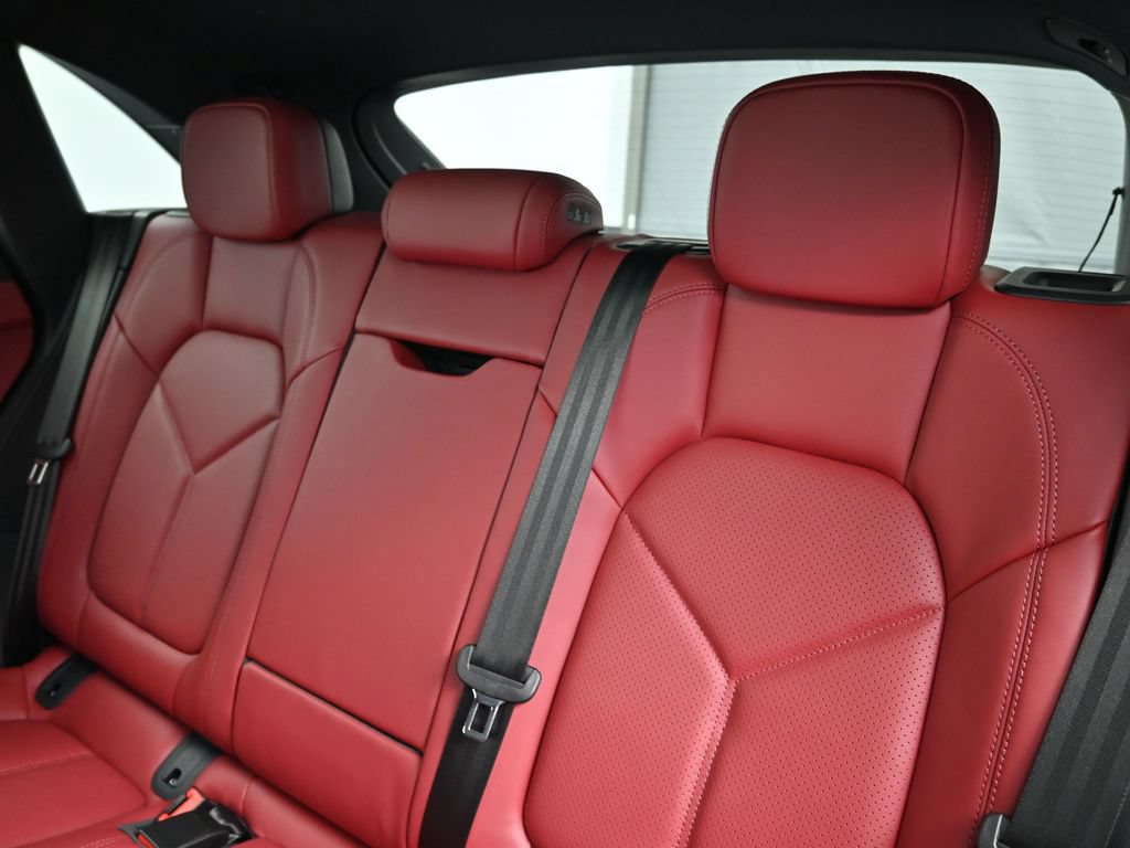 Certified 2026 Porsche Macan S AWD/4WD image 6