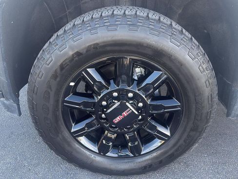 Used 2025 GMC Sierra 2500 AT4 image 10