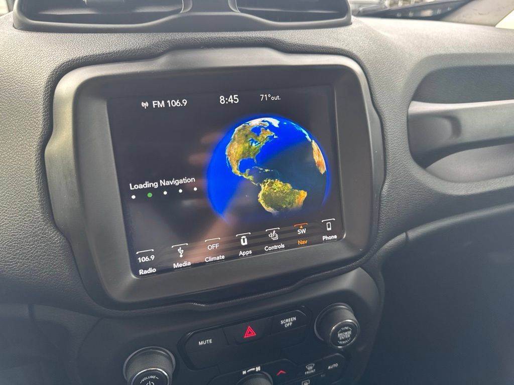 Used 2018 Jeep Renegade Latitude w/ UConnect 8.4 Nav Group AWD/4WD image 13