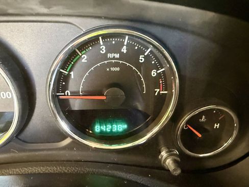 Used 2016 Jeep Wrangler Unlimited Sahara w/ Connectivity Group AWD/4WD image 19