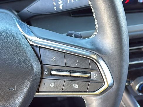 Used 2025 Chevrolet Traverse LT image 28