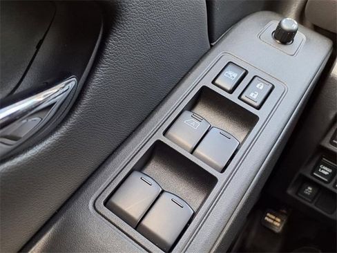 Used 2025 Nissan Frontier SV image 18