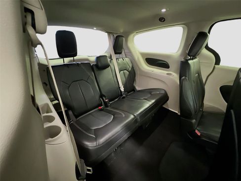 Used 2024 Chrysler Pacifica Touring-L image 33