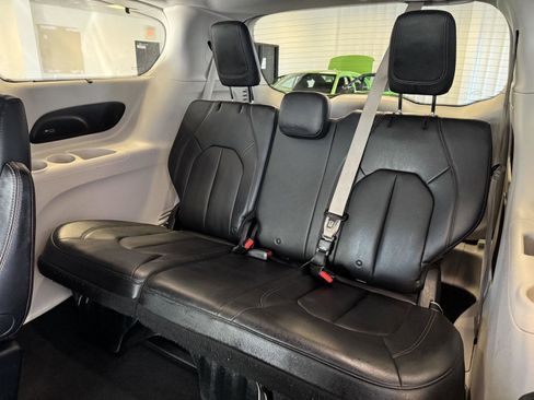 Used 2018 Chrysler Pacifica Touring-L w/ Tire & Wheel Group image 32