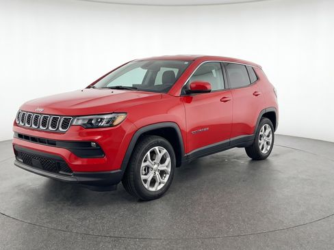 Used 2025 Jeep Compass Latitude AWD/4WD image 3