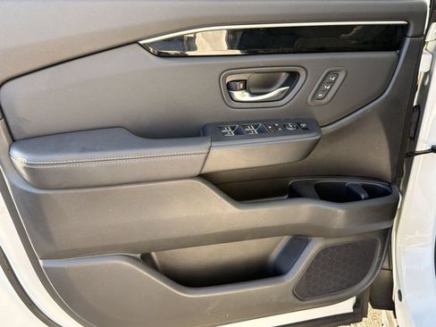 Used 2025 Honda Pilot Touring image 14