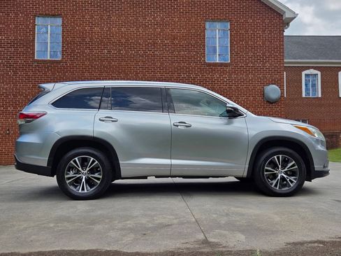 Used 2016 Toyota Highlander XLE FWD image 4