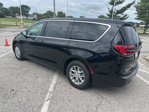 New 2025 Chrysler Pacifica Select w/ Uconnect Theater Family Group image 23