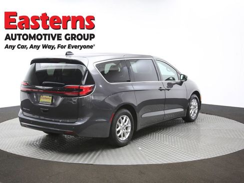 Used 2023 Chrysler Pacifica Touring-L FWD image 43
