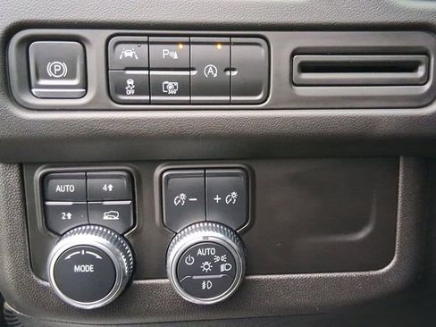 Used 2023 GMC Yukon XL SLT w/ SLT Premium Package image 18