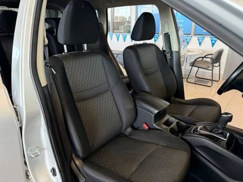 Used 2017 Nissan Rogue SV FWD image 27