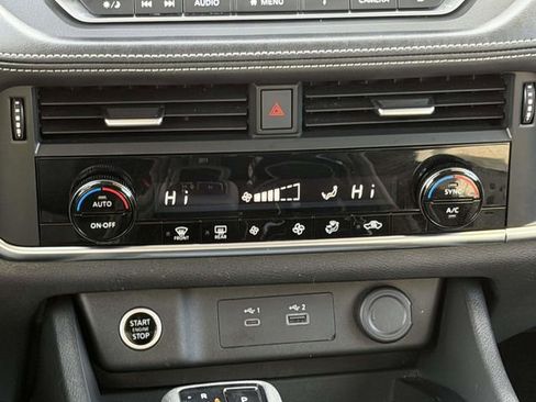 Used 2023 Nissan Rogue SV image 17