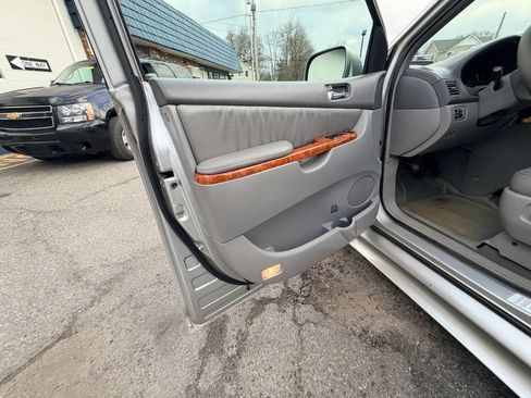 Used 2010 Toyota Sienna XLE Limited image 37