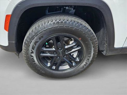 Used 2025 Jeep Grand Cherokee Laredo w/ Trailer Tow Package AWD/4WD image 22
