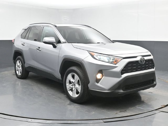 Used 2021 Toyota RAV4 XLE w/ Convenience Package FWD image 2