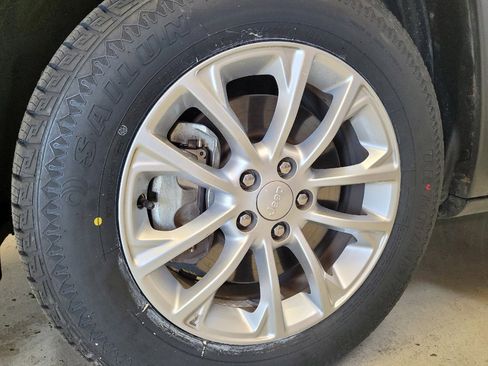 Used 2019 Jeep Cherokee Latitude w/ Popular Appearance Group image 31