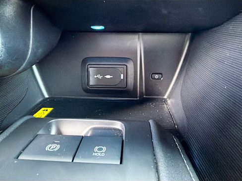 Used 2022 Toyota Venza XLE image 26